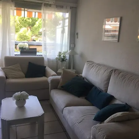 36 M With Balcony And Pool Near Beaches Antibes